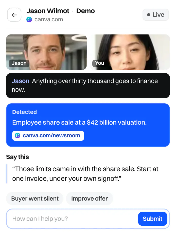 Das Axelize-Seitenpanel während eines Google Meet-Calls: die Live-Untertitel des Käufers, erkannte Neuigkeiten zum Account und der nächste Formulierungsvorschlag.
